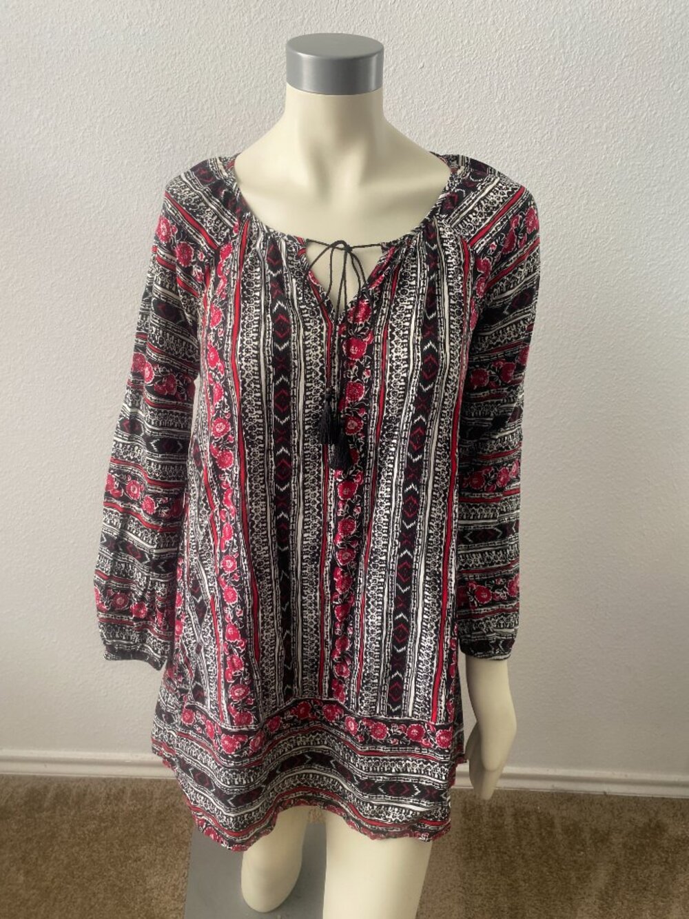 Express Abstract Black Red White V-Neck 3/4 Sleeve Tie Lace Boho Blouse Women XS